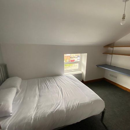 Room In A Shared House Bangor  Bagian luar foto