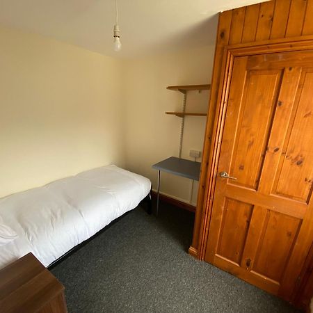 Room In A Shared House Bangor  Bagian luar foto